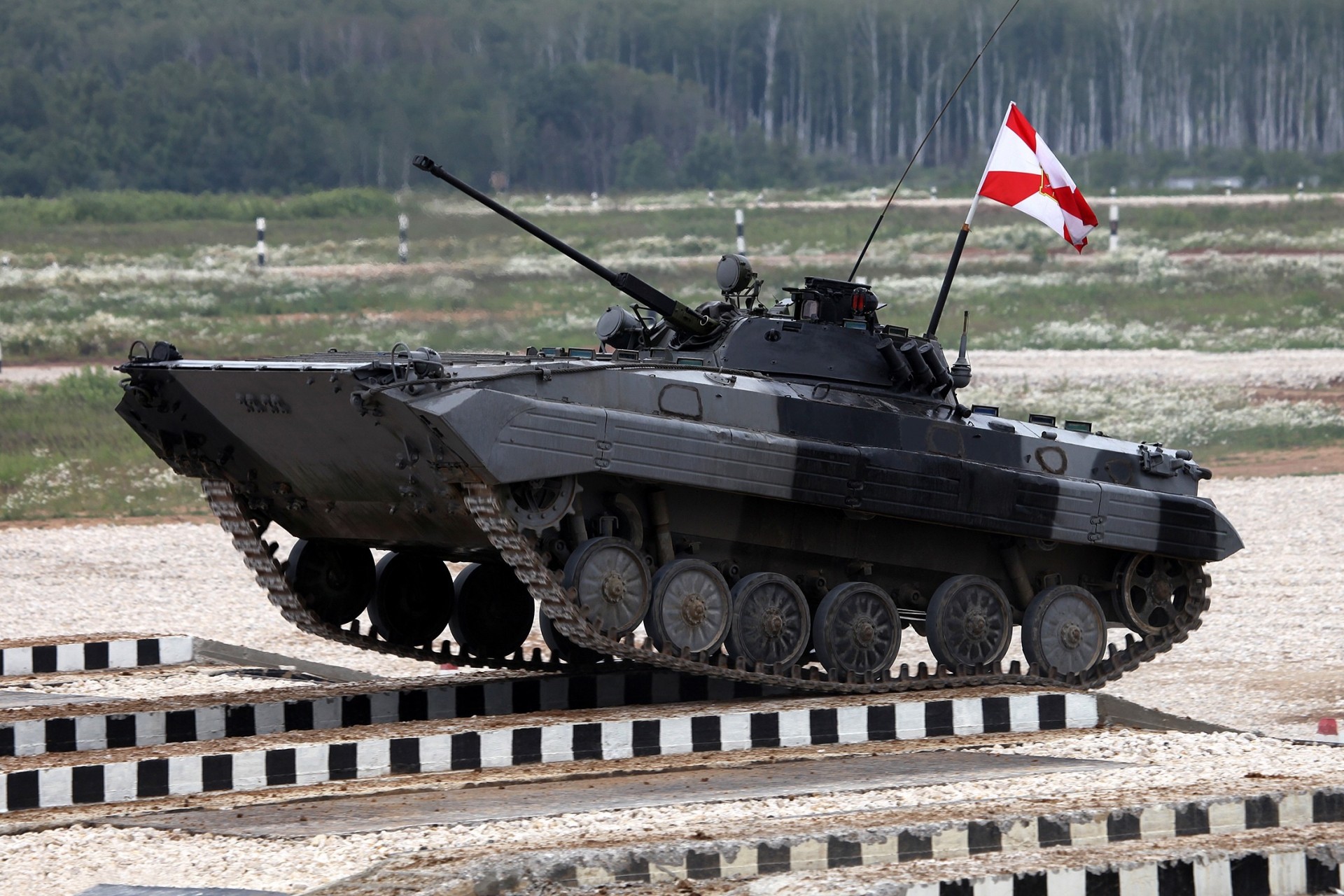 près de moscou combat gardes fusiliers motorisés tamanskaya division panzer russie. infanterie 2e obstacles polygone bmp-2 armée équipages machines surmonter piste pont biathlon voiture compétition soleil