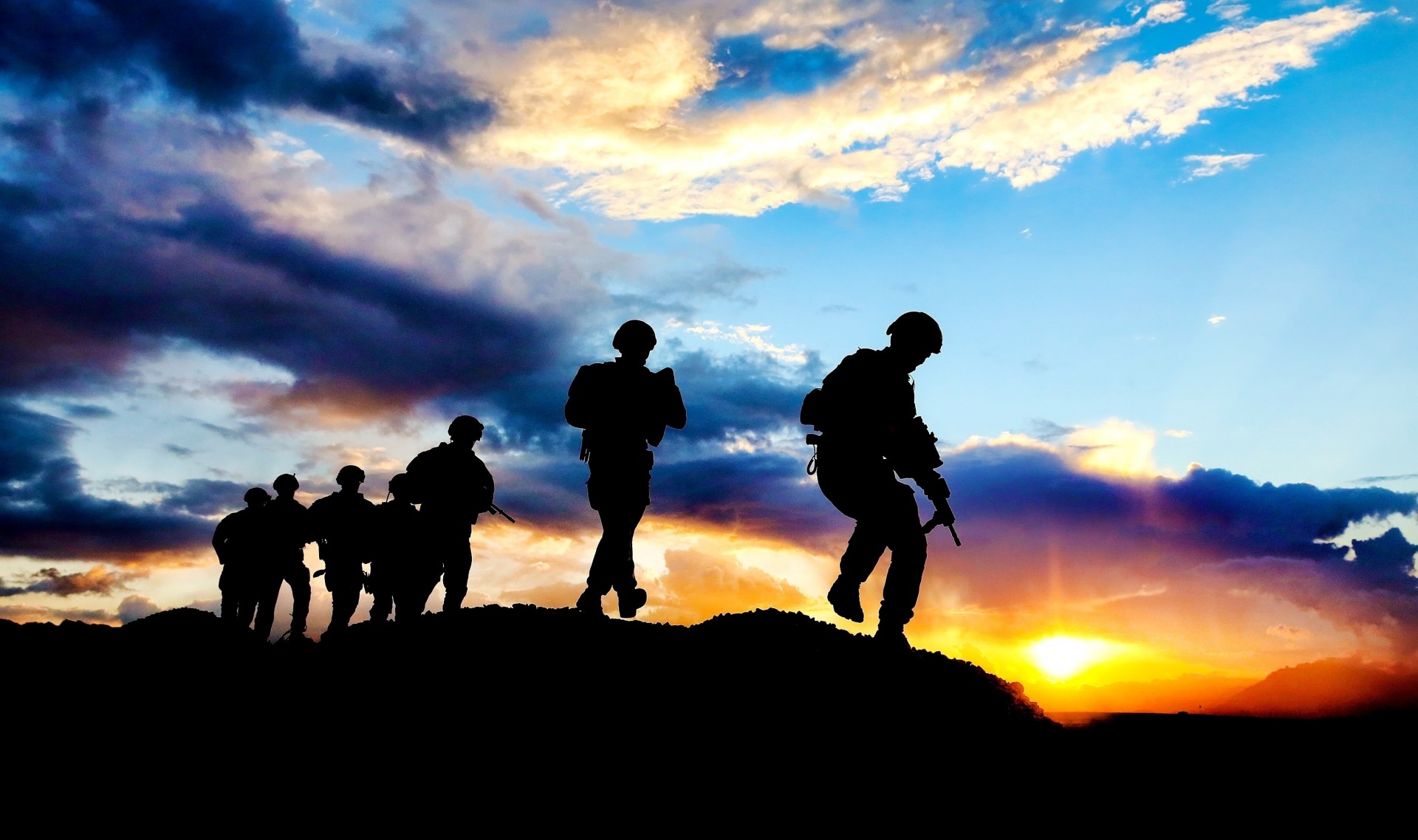 soleil armes coucher de soleil soldats nuit ciel silhouettes nuages montagnes équipement