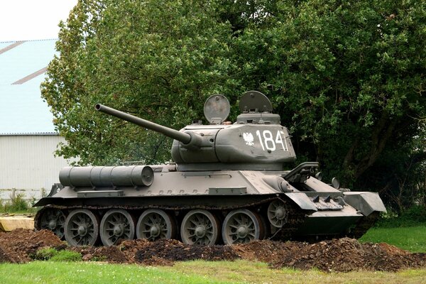 Char soviétique moyen t-34 - 85 en forme de monument