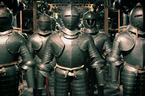 Armure de chevalier brillante en métal avec rivets