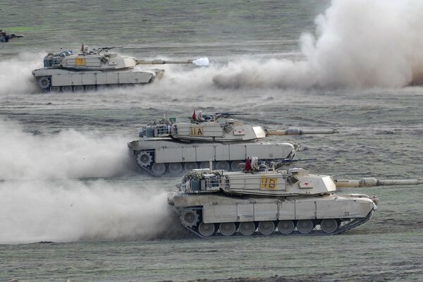 На марше военная техника - американские танки