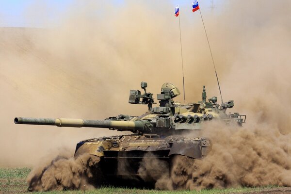 Russischer Militärpanzer, der Staub auf dem Sprung versteht