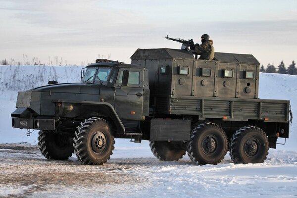 Russisches gepanzertes Fahrzeug hielt auf Winterstraße an