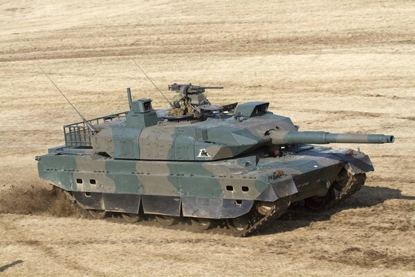 Военный танк на поле летом