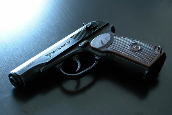 Le pistolet Makarov est sur la table. Marque