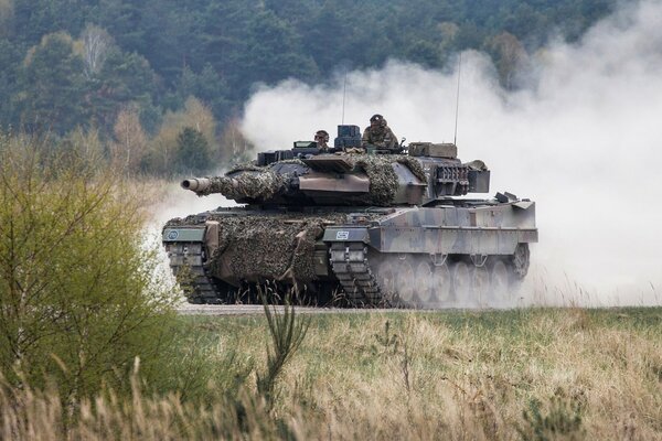 Militares montan en tanque