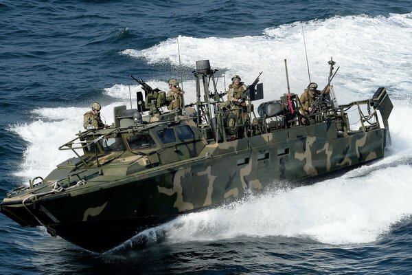 Trabajo en equipo de soldados en el mar