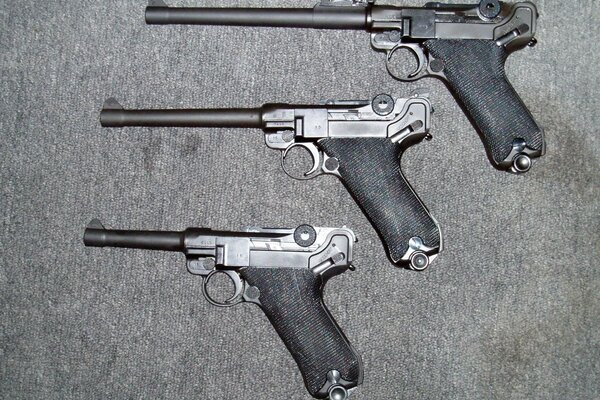 Tres pistolas Luger con diferentes calibres