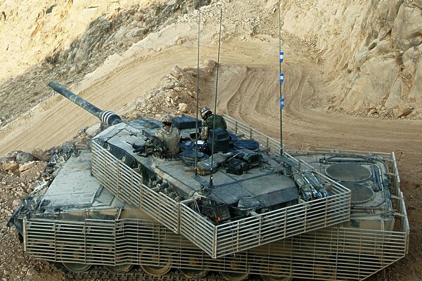 Tank auf Sand in den Bergen