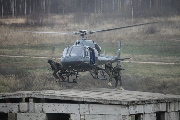 Combattants sobr Russie. Atterrissage en hélicoptère