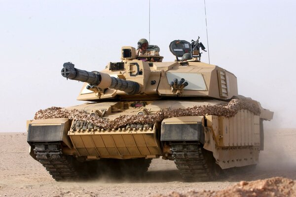 Enorme tanque en medio del desierto