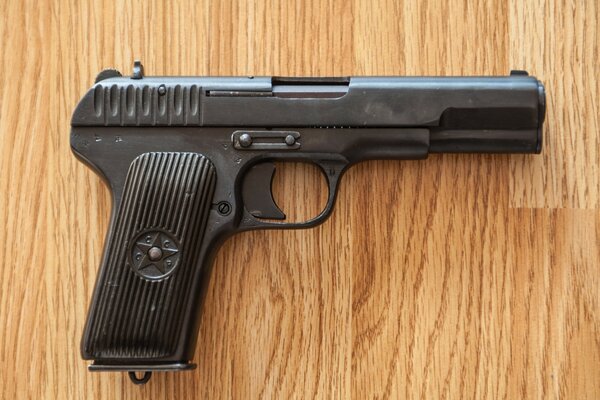 Le célèbre pistolet à chargement automatique Tokarev, connu sous le nom de TT