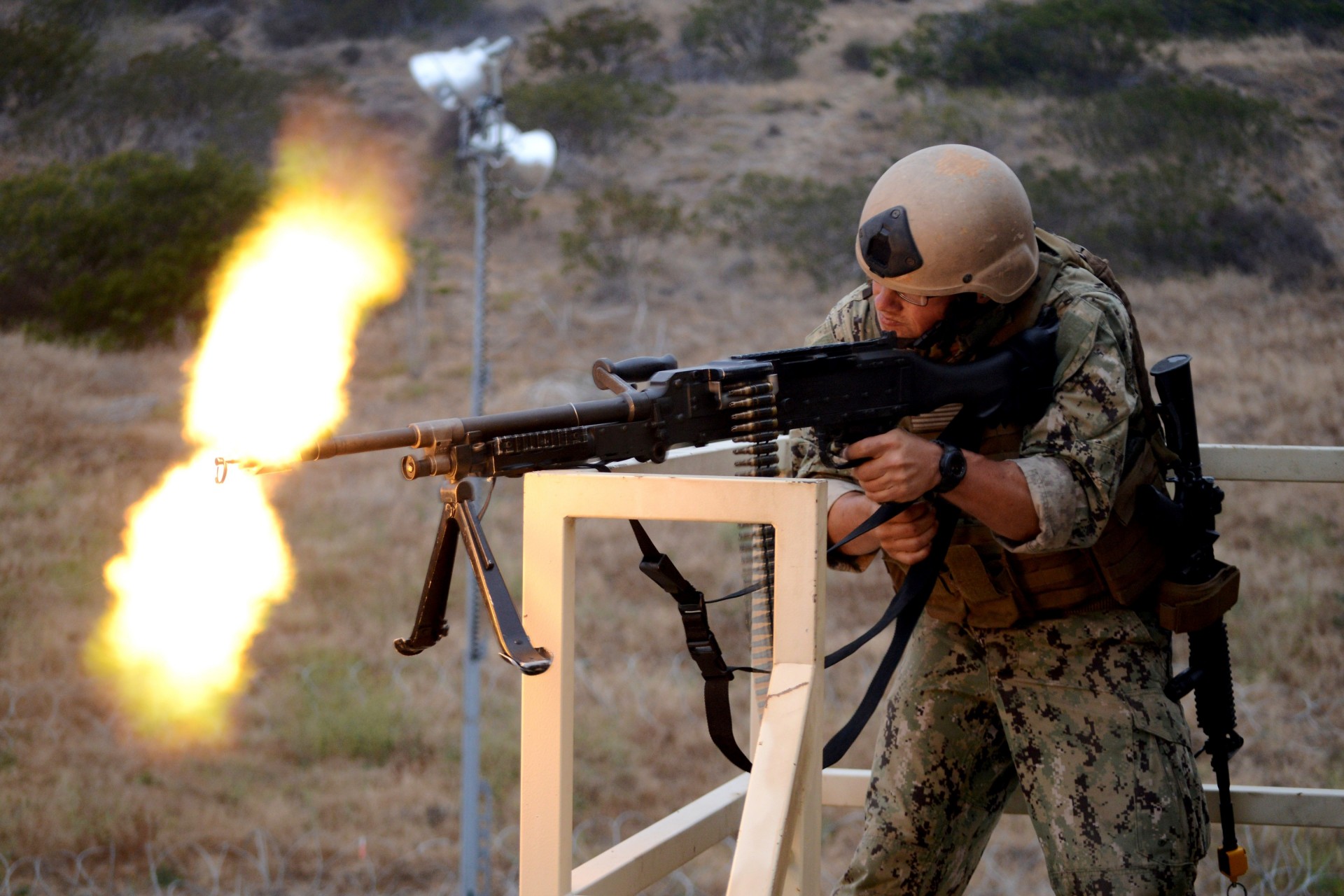 fusillade champ de tir soldats flou feu équipement