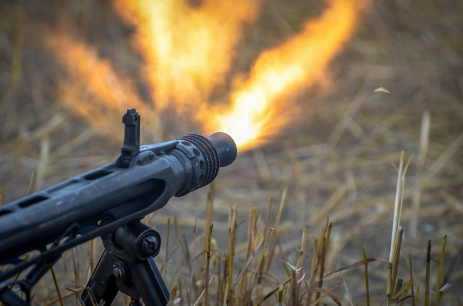 tiroteo armas hierba fuego ametralladora llama