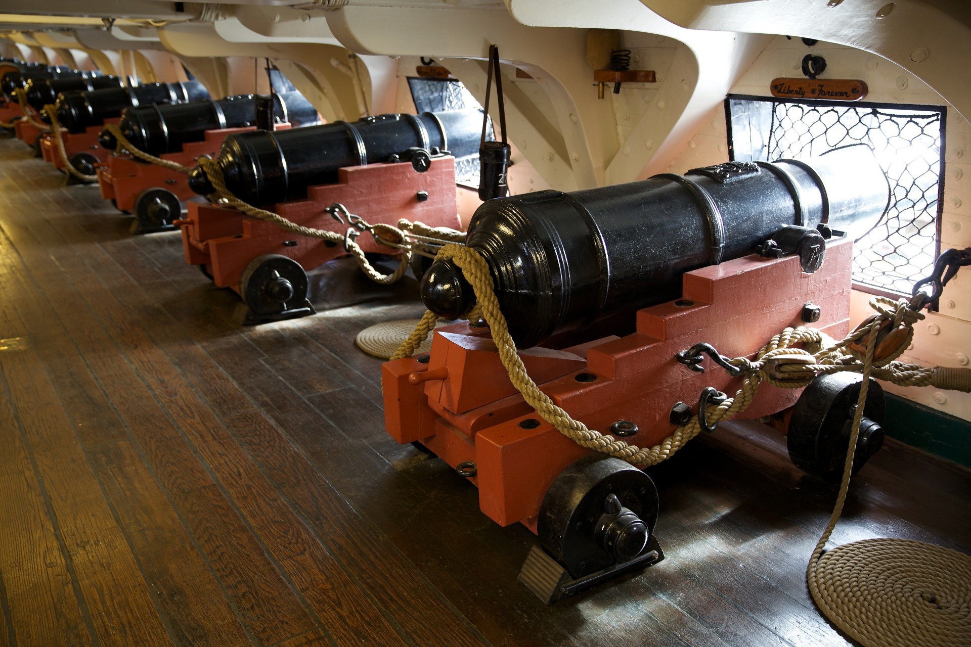 ganchos polipastos uss constitution cubierta de cañón cañones puertos pantalones americano fragata internacional