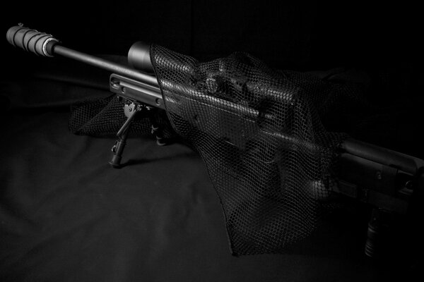 Fusil de sniper remington 700 sur fond sombre
