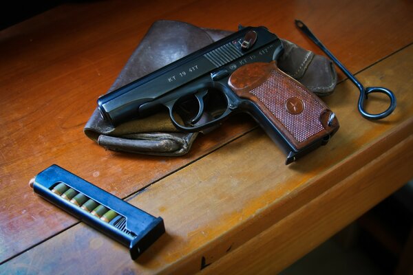 La pistola di Makarov giace sul tavolo