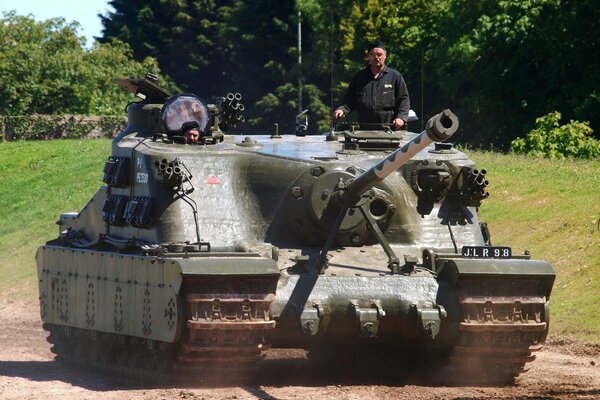 Das Militär sitzt in einem Angriffspanzer