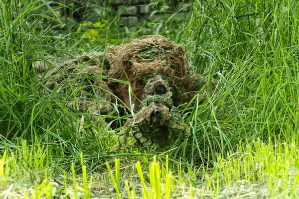 Excelente camuflaje en una emboscada de francotirador