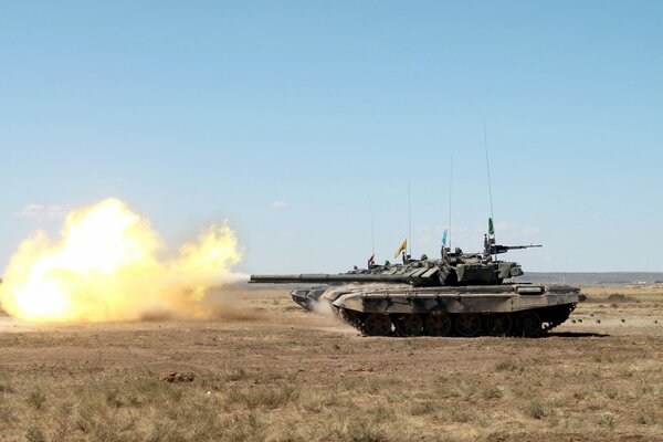 Tanques T-90 usan fuego en el campo