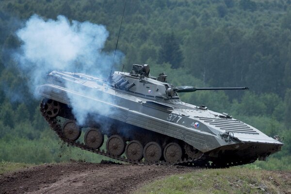 Tank springt auf der Straße im Wald