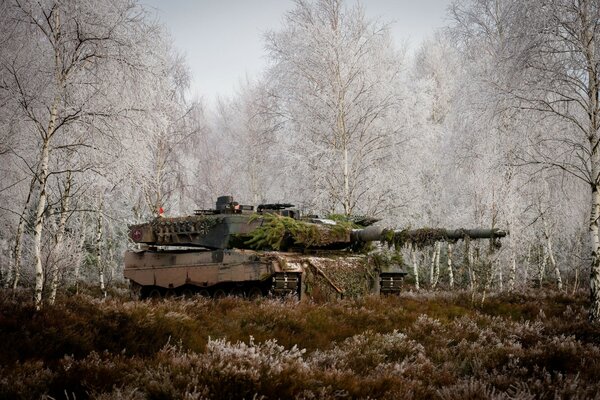 Militärpanzer im Winterwald