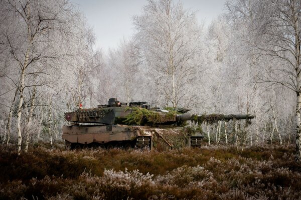Военный танк в зимнем лесу
