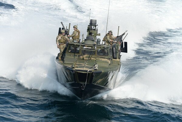 Bewaffnete Soldaten segeln auf einem Boot