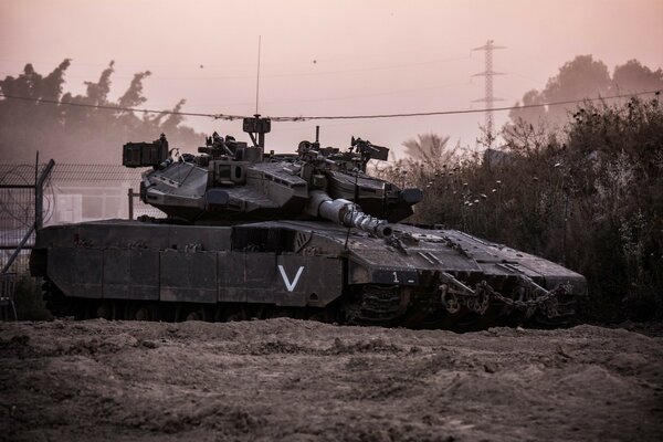 Ein militärischer Tank fährt mit einem Merkava