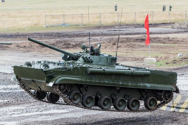 Le char BMP-3 Monte sur le terrain d entraînement