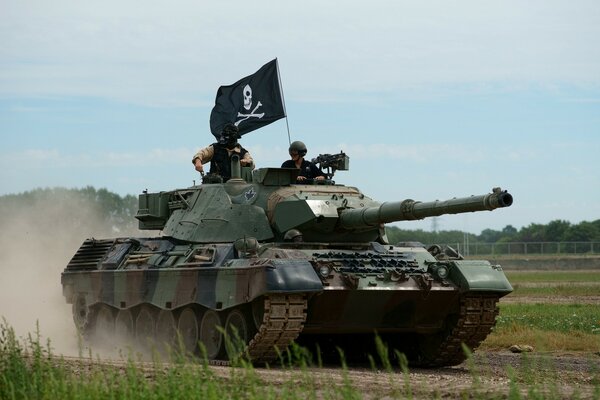 Carro armato di battaglia leopardo in movimento foto