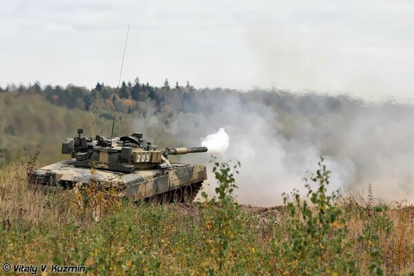 Panzer t-80 bei der Kampfübung