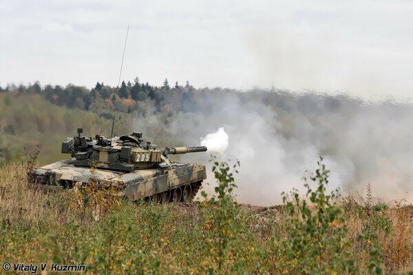 Танк т-80 на боевом учении