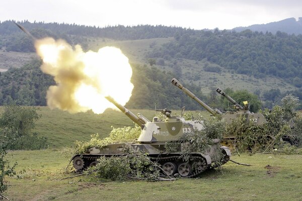 Un tanque autopropulsado, cay, dispara al cielo