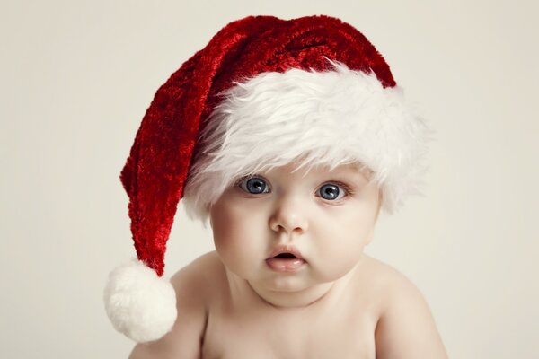 Adorable bebé con sombrero de Navidad