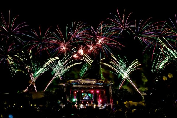 Colorido saludo festivo en concierto