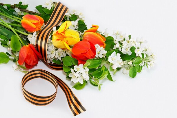 Das St.-Georg-Band liegt auf den Blumen