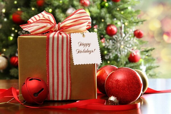 Новогоднее убранство: елка, шары, гирлянда и подарок