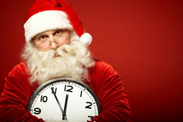 Święty Mikołaj w okularach z zegarem