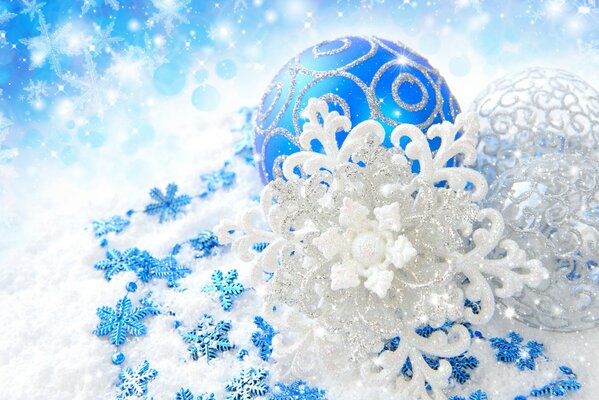 Fiocchi di neve e palla blu per la decorazione dell albero di Natale