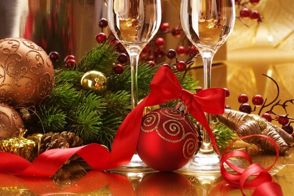 Vacanze di Capodanno, nastro, palle di Natale, ramoscelli di abete e bicchieri