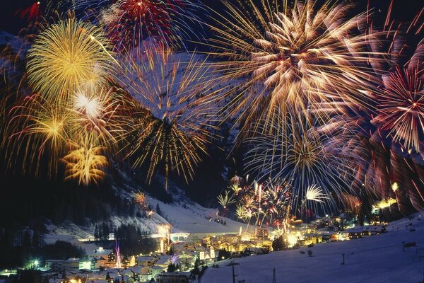 Nächtliches helles Feuerwerk in den Bergen