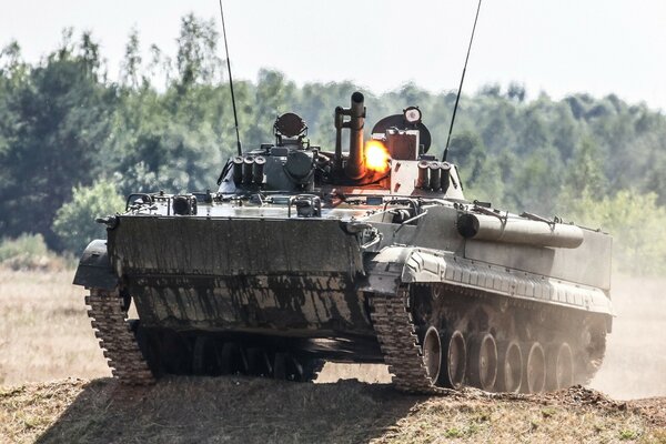 Il combattimento BMP-3 si precipita in avanti
