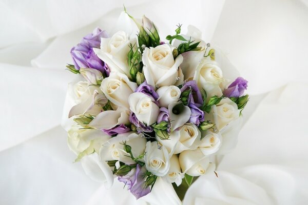 Beau bouquet de roses blanches