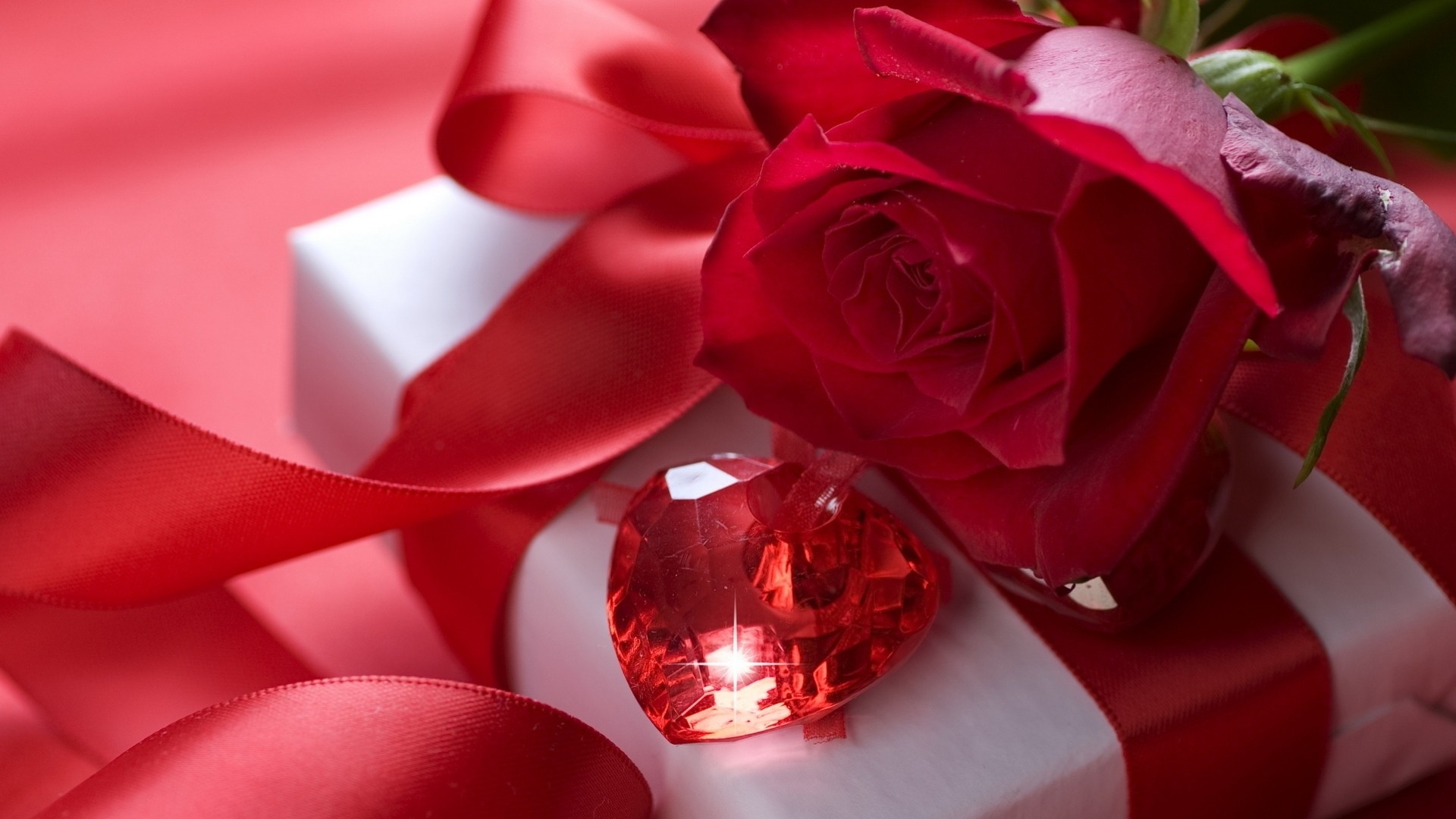 rose amour satin arc rouge bijoux rubis sentiments ruban fleurs cadeau saint valentin emballage soie pierre vacances boîte