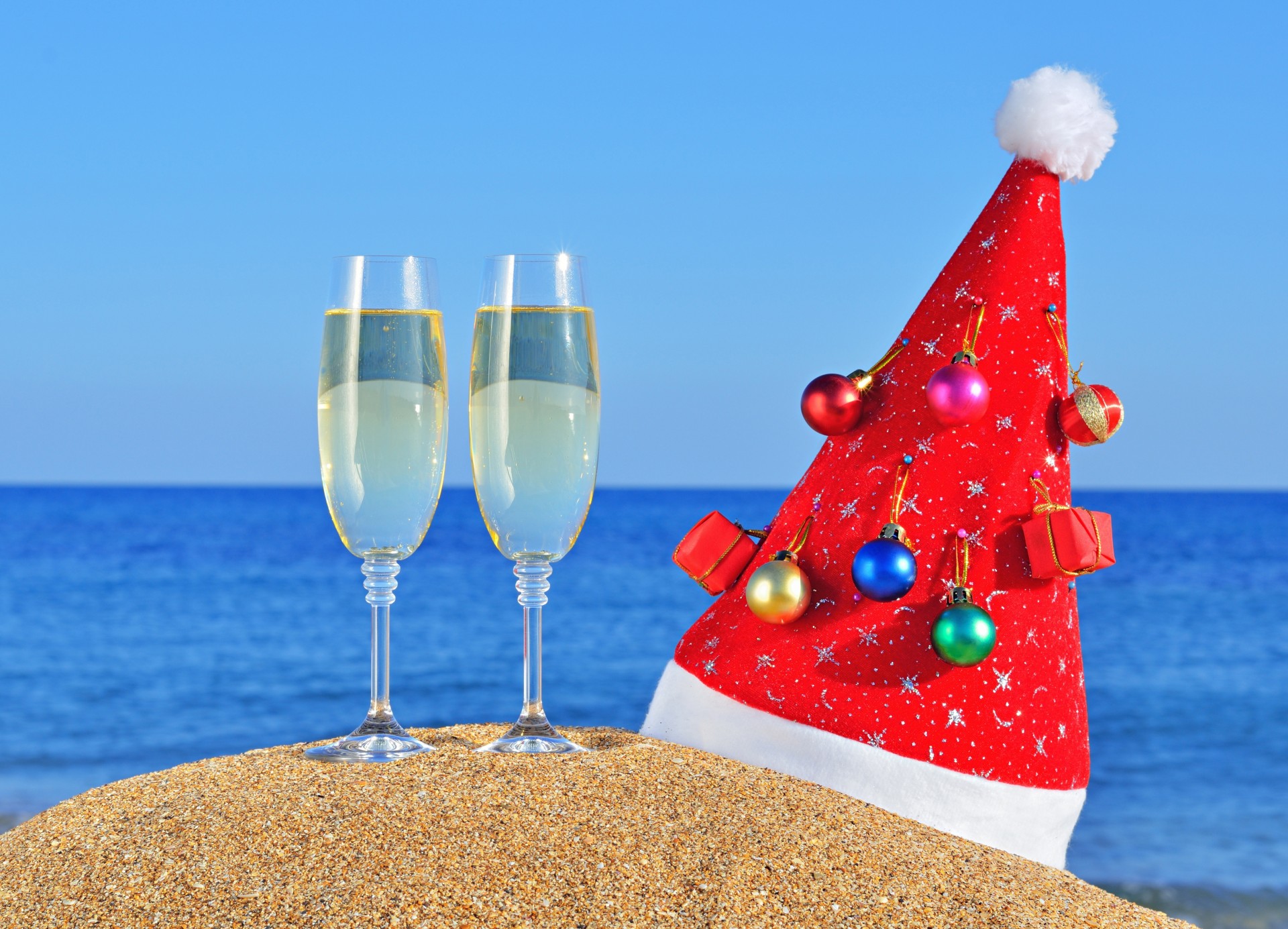 sable plage noël nouvel an vacances chapeaux chapeau été océan mer tasses