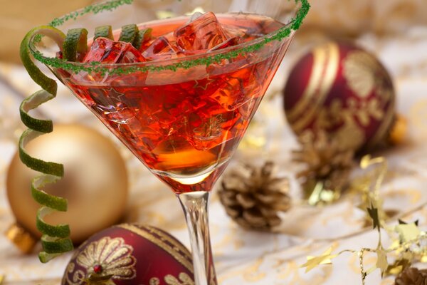Cocktail in un bicchiere di vino e palle di Natale