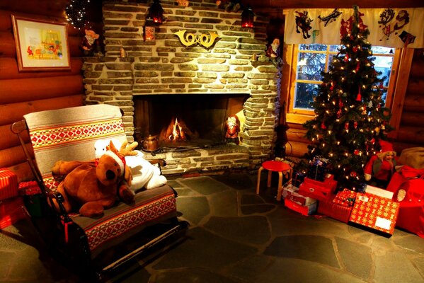 Ambiente de año nuevo en la casa regalos árbol de Navidad