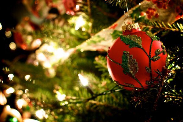 Weihnachtsbaum mit Weihnachtsspielzeug und Girlande verziert