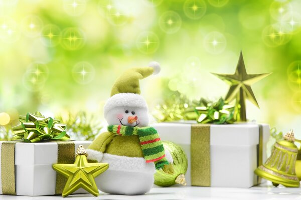 Новогодние игрушки и подарки в зеленом цвете